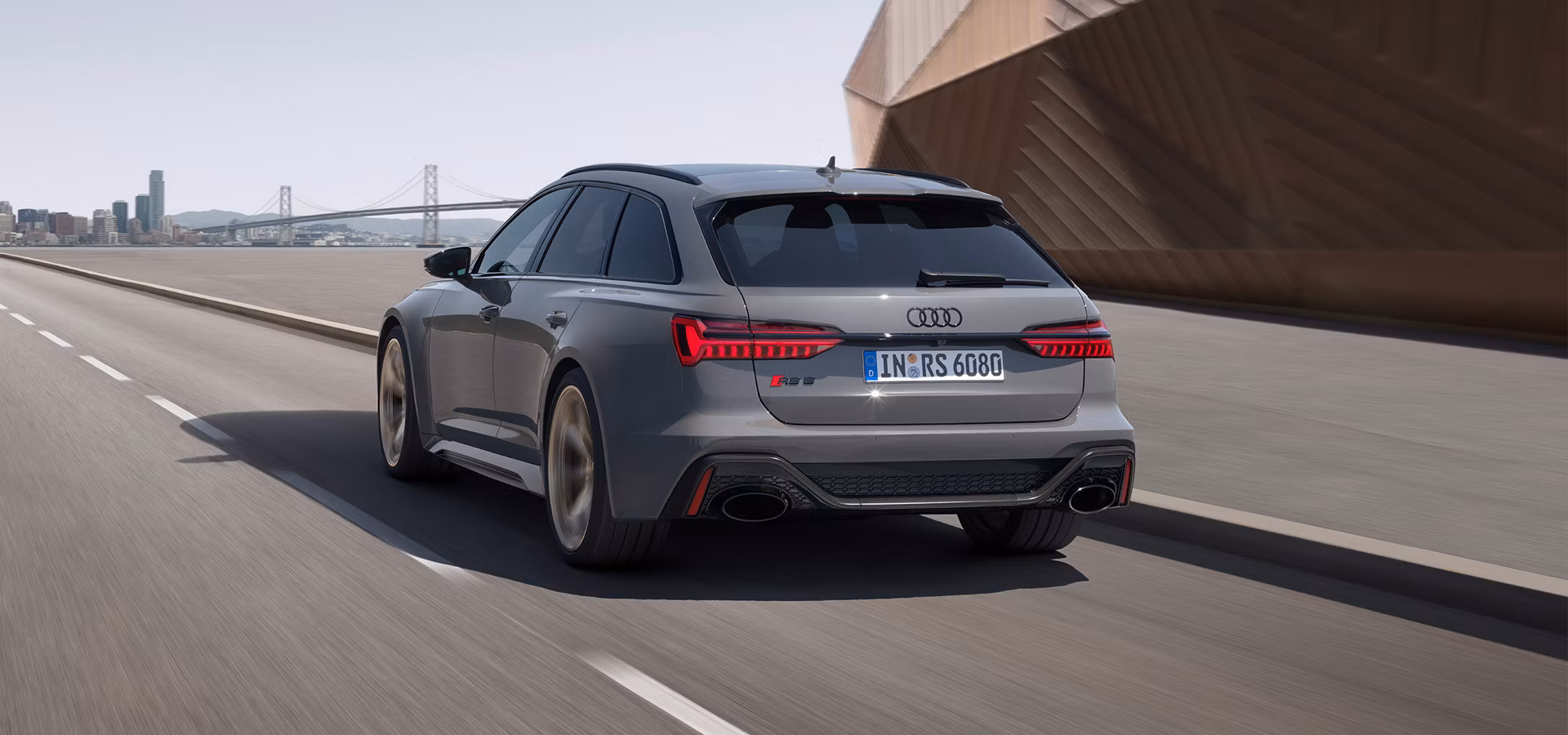 Dynamische Heckansicht des Audi RS 6 Avant 